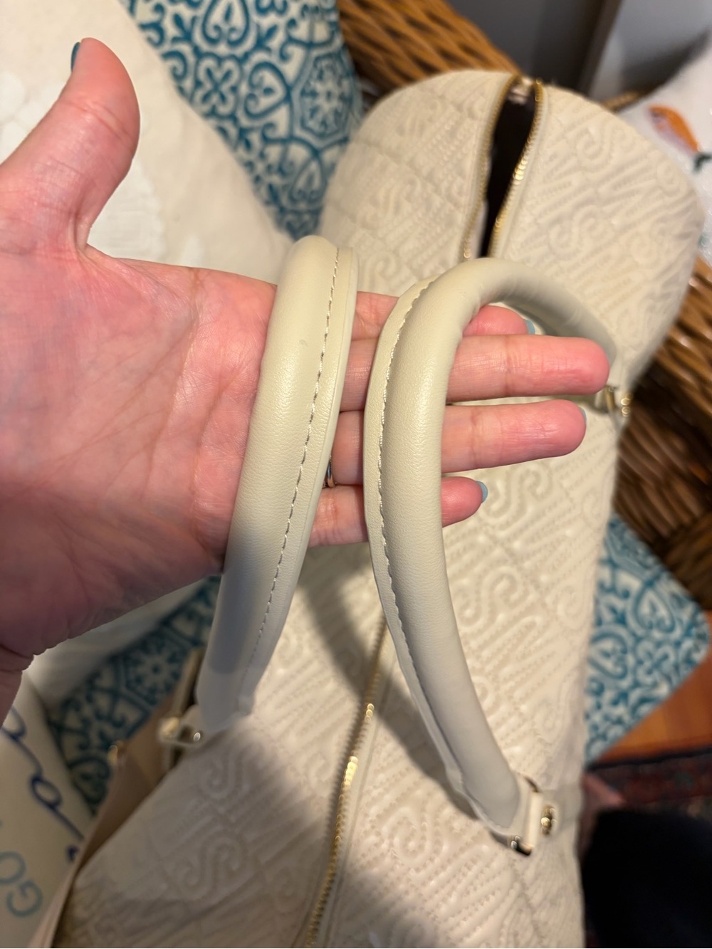 Steve Madden Cream Quilted Luggage Tag Weekender - Picture 9 of 12